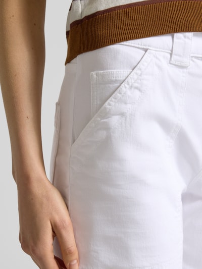 Frauenmodel trägt Barrel Fit Jeans aus Lyocell-Mix Modell 'Mari sharp' von OPUS PANTS, Stoff weiß, Eingrifftaschen, Nahaufnahme Oberkörper, Damen Jeans mit Baumwoll-Lyocell-Mix und sichtbarer Struktur.