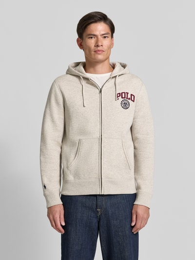 Męski model nosi Regular Fit Sweatjacke aus Baumwoll-Mix von Polo Ralph Lauren, jasnoszara z czerwonym logo, gładka faktura, Ganzkörperansicht von vorne