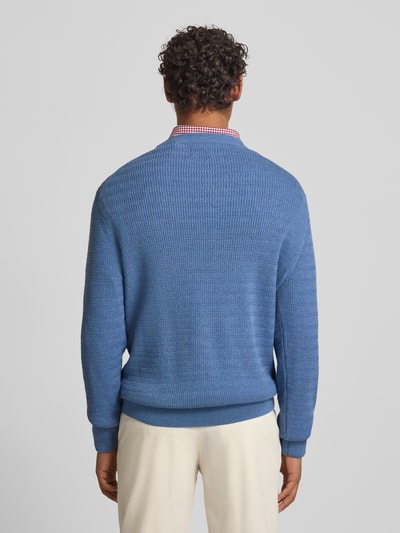 Mężczyznę model prezentuje Sweter z dzianiny z fakturowanym wzorem i wyhaftowanym logo Strickpullover mit Strukturmuster und Label-Stitching od Gant, bawełna, krój regular fit, okrągły dekolt, długość tyłu 71 cm, długość rękawów 68 cm, widok całej sylwetki z tyłu.