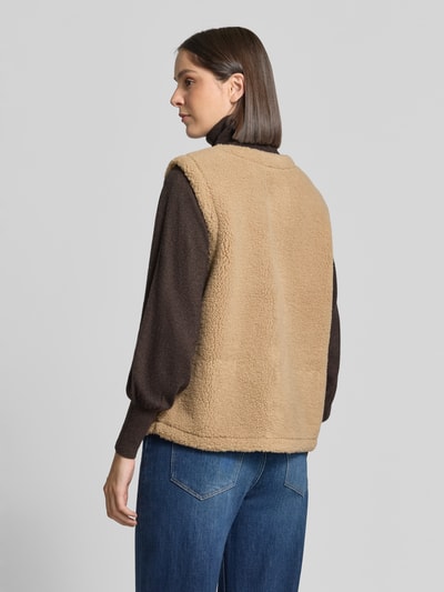 Vrouwenmodel draagt bodywarmer van teddybont Model 'Eddy' van FREE/QUENT in beige, regular fit, paspelzakken, ruglengte maat S 58 cm, schouderbreedte 38 cm, borstwijdte 51 cm, geheel zichtbare rug, KI-modified beeld