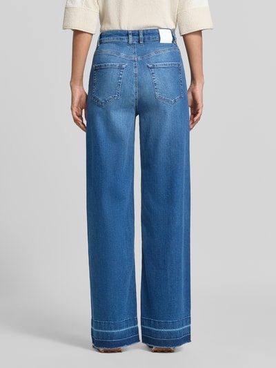 Frauenmodel trägt High Waist Bootcut Jeans mit breitem Saum von MARC CAIN, Denim, Medium Wash, 5-Pocket-Design, Ganzkörperansicht Rückansicht.