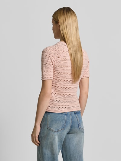 Modelka kobieca nosi Strickshirt mit Rundhalsausschnitt von Jake*s Casual, jasnoróżowy, bawełna, krój regular fit, zrolowany brzeg, długość tyłu 52 cm, długość rękawa 26 cm, widok całej sylwetki z tyłu.