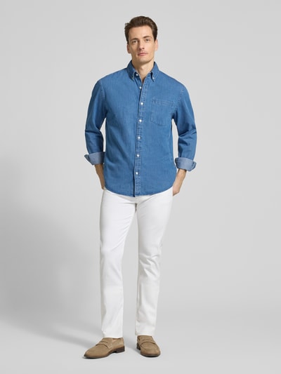 Männermodel trägt Straight Fit Jeans aus Baumwoll-Mix Modell 'Arne Pipe' von MAC in Weiß mit 5-Pocket-Design, Ganzkörperansicht von vorne.