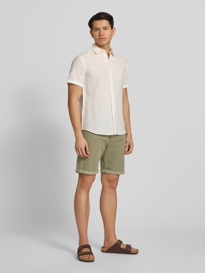 Mannenmodel draagt Regular Fit Shorts met omslag model 'RICK' van Jack & Jones in katoenmix met stretch, steekzakken, zandkleur, regular fit, binnenbeenlengte maat M 22 cm, bandwijdte maat M 46 cm, vooraanzicht volledige lichaamsopname.