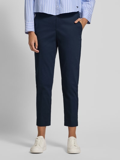 Frauenmodel trägt Hose in verkürzter Passform Modell 'Flour 2' von STEHMANN aus dunkelblauem Baumwoll-Mix mit Stretch, Eingrifftaschen, Nahaufnahme Oberkörper.