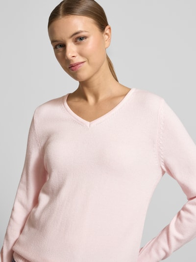 Vrouwenmodel draagt Regular Fit Longsleeve uit viscose in breilook model 'Viril' van Vila, V-hals, lichtroze, detailopname bovenlichaam.
