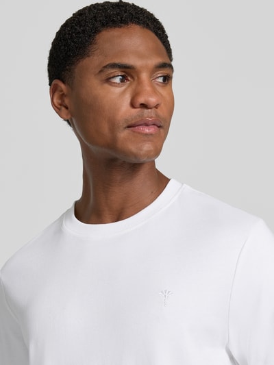 Männermodel trägt Modern Fit T-Shirt aus reiner Baumwolle Modell 'Priamo' von JOOP! COLLECTION in Weiß, Nahaufnahme Oberkörper.