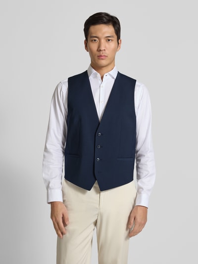 Männermodel trägt Regular Fit Anzugweste aus Woll-Mix Modell 'VIN253X-MH' von HUGO, Unifarben, V-Ausschnitt, Einreihig, Leistentaschen, Ganzkörperansicht von vorne.