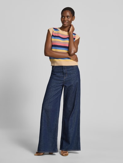 Männermodel trägt top z dzianiny z mieszanki bawełny, krój regular fit, model 'Chicago' od LOLLYS LAUNDRY, okrągły dekolt, krótkie rękawy, długość tyłu w rozmiarze S: 50 cm, kolorowe paski, struktura dzianiny, całopostaciowy widok z przodu.
