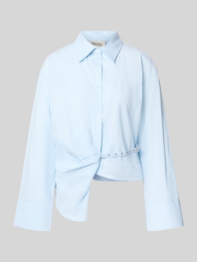 Produktfoto, Regular Fit Hemdbluse aus reiner Baumwolle Modell 'Bella' von My Essential Wardrobe in Hellblau mit Zierbesatz, Hemdblusenkragen, langen Ärmeln, strukturierter Oberfläche und dezentem Streifenmuster, Damen Hemdbluse