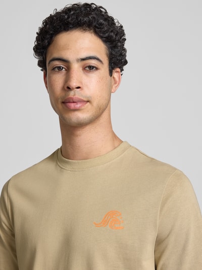Männermodel trägt T-Shirt mit Motiv-Print Modell 'SUN SURF' von Blend aus reiner Baumwolle in Beige, Nahaufnahme Oberkörper.