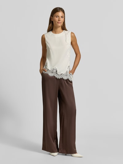Frauenmodel trägt Wide Fit Stoffhose mit Viskose-Anteil von comma, braun, Satin, elastischer Bund, Damen Stoffhose, Ganzkörperansicht von vorne.