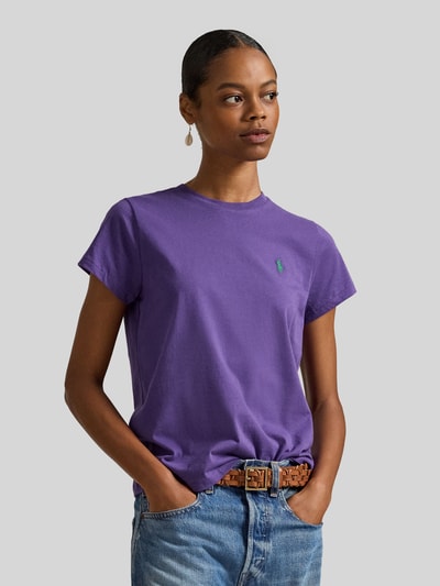 Vrouwenmodel draagt T-Shirt mit Label-Stitching van Polo Ralph Lauren, katoen, regular fit, paarse kleur, close-up bovenlichaam.