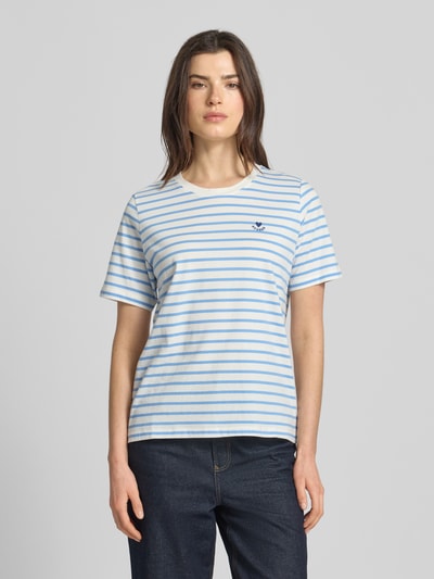 Vrouwenmodel draagt Regular Fit T-shirt uit puur katoen van s.Oliver RED LABEL, look: effen, patroon: gestreept, jersey, ronde hals, korte mouw, applicatie met stitching, voorkantopname van het gehele lichaam