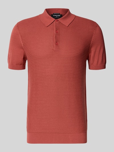 Produktfoto, Regular Fit Poloshirt aus reiner Baumwolle von Strellson in Strickoptik mit Struktur-Muster, Polokragen, V-Ausschnitt, kurze Knopfleiste, Kurzarm, Ärmelabschluss und Rumpfabschluss gerippt, Feinstrick, Farbe Terrakotta.