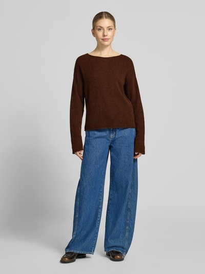 Frauenmodel trägt Regular Fit Pullover aus Alpaka-Mix mit Woll-Anteil Modell 'C_Follettino' von BOSS für Damen, BOSS Orange, Dunkelbraun, Jeans, Ganzkörperansicht von vorne.