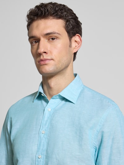 Männermodel trägt Regular Fit Freizeithemd aus Leinen-Mix von Jake*s in Hellblau, Kentkragen, Baumwoll-Anteil, Nahaufnahme Oberkörper.