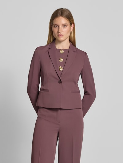 Frauenmodel trägt Blazer mit angedeuteten Leistentaschen von Christian Berg Woman Selection in Mauve, Material-Mix mit Stretch-Anteil, taillierter Schnitt, Reverskragen, Knopfverschluss, Ganzkörperansicht von vorne.