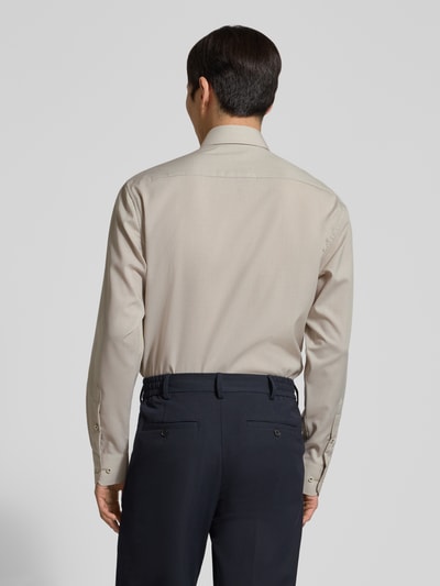 Männermodel trägt Comfort Fit Business-Hemd mit Kentkragen von ETERNA, Lyocell-Mix, Knopfleiste, Brusttasche, Rückenlänge 81 cm, Schulterbreite 49 cm, Ärmellänge 66 cm, Ganzkörperansicht Rückansicht.