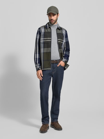 Männermodel trägt Oversized Hemdjacke aus reiner Baumwolle von Barbour, Optik: unifarben, Gitterkaro, langarm, Brusttaschen, Ganzkörperansicht von vorne