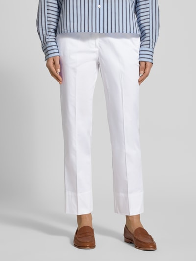 Frauenmodel trägt Slim Fit Stoffhose mit Logo-Detail Modell 'Panna' von JOOP!, weiß, Baumwoll-Mix, Gesäßtaschen, Nahaufnahme Oberkörper.