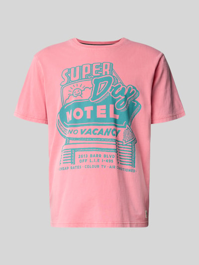 Produktfoto, Loose Fit T-Shirt mit Label-Print Modell 'Roadside Trade' von Superdry in Rosa mit türkisem Aufdruck, Herren T-Shirt aus Reine Baumwolle, Rundhalsausschnitt, Rückenlänge bei Größe M 69 cm
