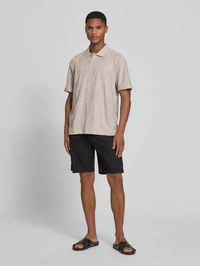 Männermodel trägt Shorts mit Gesäßtaschen Modell 'YASAN' von Drykorn, Baumwoll-Mix mit Leinen, Schwarz, Regular Fit, Ganzkörperansicht von vorne.