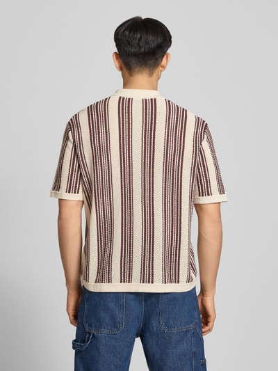 Männermodel trägt Regular Fit Strickhemd mit Logo-Stickerei auf der Brust von REVIEW, Streifenmuster, Reine Baumwolle, Ganzkörperansicht Rückansicht.