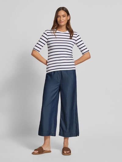 Frauenmodel trägt Tencel Lyocell Culotte mit elastischem Bund von Christian Berg Woman, dunkelblau, weiter Schnitt, Ganzkörperansicht von vorne.