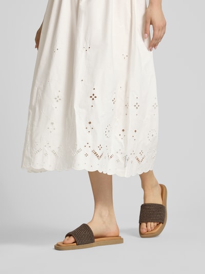 Frauenmodel trägt Ausgestelltes Freizeitkleid aus Baumwoll-Mix von Marc O'Polo Denim, Optik: Unifarben, Lochstickmuster, Muschelsaum, Midi-Länge, Ganzkörperansicht von vorne.