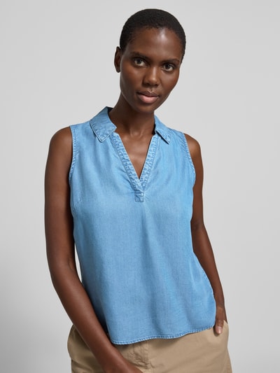 Frauenmodel trägt Regular Fit Blusentop aus Lyocell Modell 'HARPER' von Vero Moda in Denim-Optik, Hemdblusenkragen, Popeline, Nahaufnahme Oberkörper.