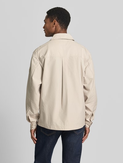 Männermodel draagt Regular Fit Overshirt aus reiner Baumwolle Modell 'LUTTI' van BOSS Orange, look: effen, popeline, ganzkörperansicht rückansicht.