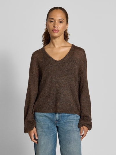 Frauenmodel trägt Regular Fit Pullover mit Woll-Alpaka-Anteil Modell 'Katie' von FREE/QUENT, braune Strick-Optik, V-Ausschnitt, Knopfleiste, Rüschenbesatz, Material-Mix, Ganzkörperansicht von vorne.