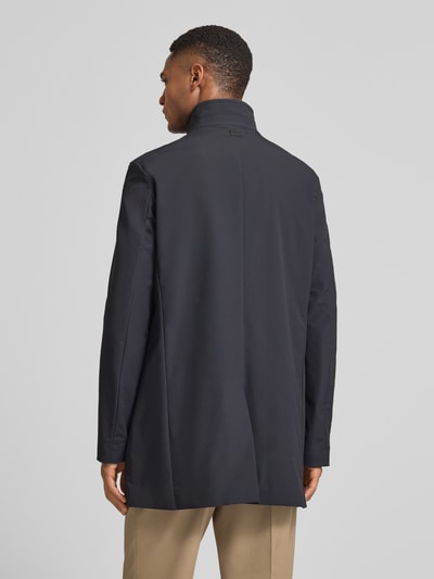 Männermodel trägt Regular Fit Kurzmantel mit Stehkragen Modell 'FYNN' von Strellson, Optik: Unifarben, Materialverarbeitung: Twill, Ganzkörperansicht Rückansicht.