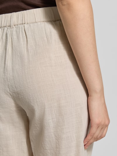 Frauenmodel trägt Comfort Fit Shorts aus Baumwoll-Leinen-Mix Modell 'CAIA' von Vero Moda, Optik: Unifarben, Flammgarn, Detailaufnahme