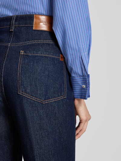 Frauenmodel trägt Wide Leg Jeans aus reiner Baumwolle Modell 'SPORT' von Max Mara, dunkles Denim mit braunen Nähten, Nahaufnahme Rückansicht, Damen Wide & Loose Fit Jeans von Weekend Max Mara