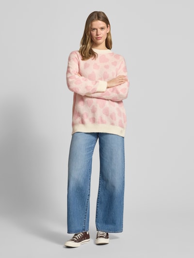 Frauenmodel trägt Relaxed-Fit Strickpullover mit Woll-Mohair-Anteil Modell 'Sallyna_B' von HUGO BLUE, Optik: Unifarben, Allover-Muster, Rippabschlüsse, Rundhals, Strick, Ganzkörperansicht von vorne.