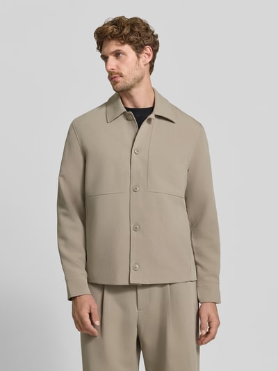 Mężczyzna nosi Regular Fit Hemdjacke mit Viskose-Anteil von Jake*s Studio Men w jasnobeżowym kolorze, widok na cały przód,