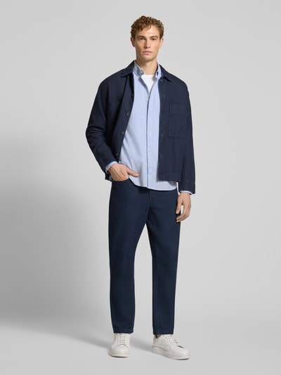 Mannelijk model draagt Regular fit vrijetijdsoverhemd uit puur katoen van MCNEAL, labelstitching, button-downkraag, manchet met één knoop, ruglengte maat M 76 cm, schouderbreedte 48 cm, mouwlengte 66 cm, ganzicht vooraan.