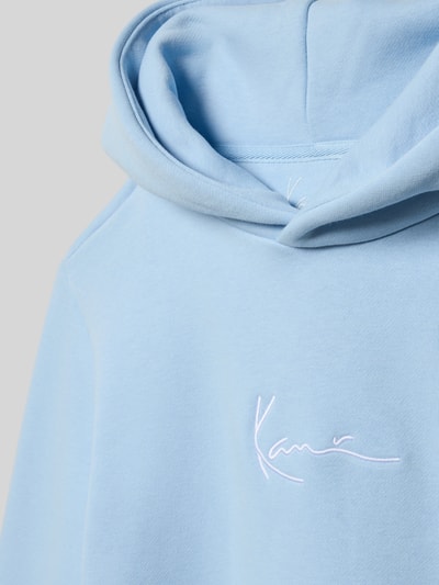 Produktfoto, Hoodie mit Logo-Stitching von KARL KANI aus Baumwoll-Mix in Hellblau, lockerer Schnitt, strukturierte Oberfläche, Kapuze und Känguru-Tasche