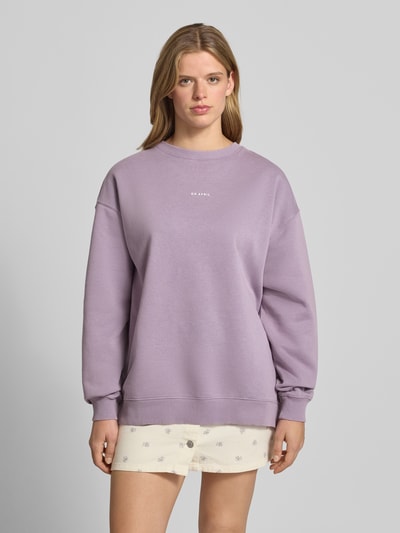 Frauenmodel trägt Oversized Sweatshirt mit Rundhalsausschnitt und Logo von OH APRIL, Damen, Baumwoll-Mix, fliederfarben, Ganzkörperansicht von vorne.
