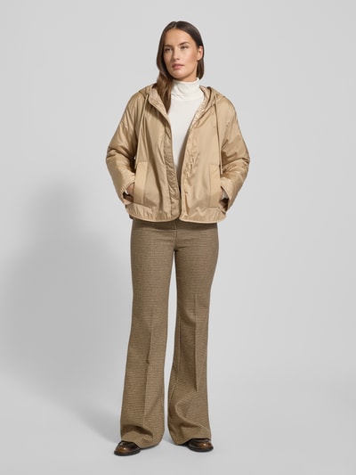 Vrouwenmodel draagt Relaxed Fit Functioneel jack met wolvulling Model 'AGRESTE' van Weekend Max Mara, effen look, drukknopen, capuchon, logopatch, waterafstotend, zij-steekzakken, lange mouw, Ganzkörperansicht von vorne.