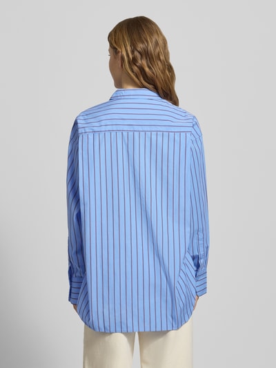 Vrouwenmodel draagt lichtblauwe Hemdbluse met Knopfleiste Modell 'JAMIE' van JJXX, katoen, loose fit, rugaanzicht