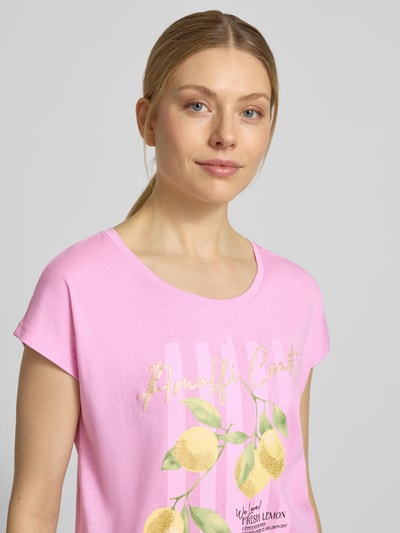 Frauenmodel trägt T-Shirt mit Motiv-Print von Christian Berg Woman in Rosa, Baumwoll-Viskose-Mix, Regular-Fit, Rundhalsausschnitt, Nahaufnahme Oberkörper.