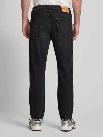 Männermodel trägt Straight Fit Jeans im Five-Pocket-Design von REVIEW, schwarze Waschung, Baumwoll-Elasthan, Ganzkörperansicht Rückansicht.