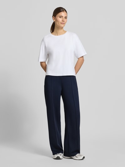Frauenmodel trägt Regular Fit Pyjama-Hose mit Modal-Anteil von Marc O'Polo, Optik: Unifarben, Passform: Regular-Fit, Label-Patch, Bundabschluss: Elastisch, seitliche Eingrifftaschen, Gesäßtaschen, Materialverarbeitung: Sweat, dunkelblau, glatte Struktur, Ganzkörperansicht von vorne.