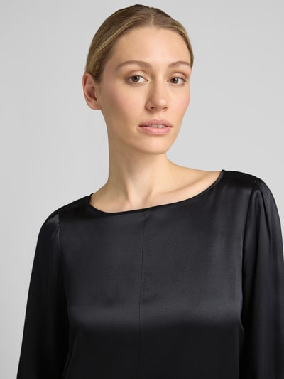 Frauenmodel trägt Blusenshirt aus Seide mit 3/4-Arm von Marc Cain, Regular-Fit, Rundhalsausschnitt, Reine Seide, Nahaufnahme Oberkörper.