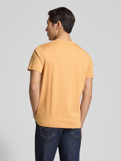 Männermodel trägt T-Shirt mit Rundhalsausschnitt und Logo-Stitching von Lerros in Gelb, Gerader-Schnitt, Reine Baumwolle, Rückenlänge 70 cm, Ganzkörperansicht Rückansicht.