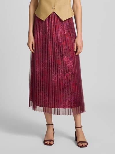 Frauenmodel trägt Midirock mit Plisseefalten im Allover-Look von Rich & Royal, Mesh, A-Linie, elastischer Bund, Nahaufnahme Oberkörper.