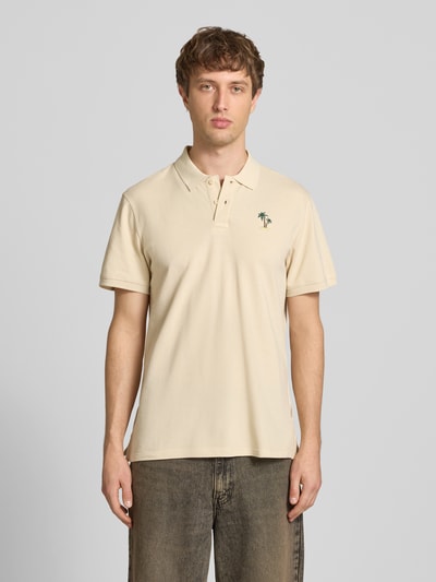 Männermodel trägt Regular Fit Poloshirt mit Stitching Modell 'FELISE' von Blend, Reine Baumwolle, Knopfleiste, beige, Ganzkörperansicht von vorne. Rückenlänge bei Größe M: 74 cm.